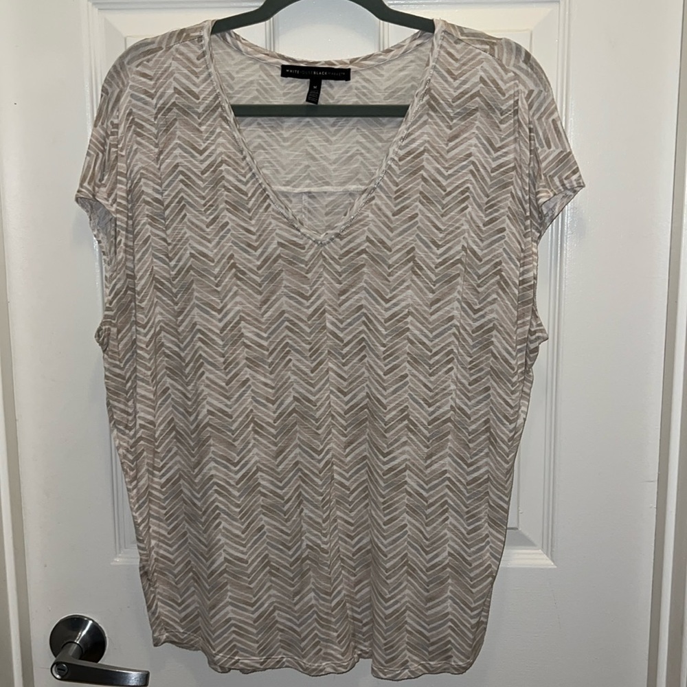 White House Black Market short sleeve top. Chevron print. Size M.